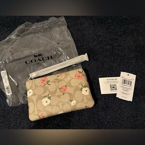 NWT Coach Signature Corner Zip Wristlet in Lt Khaki Floral Print CR973